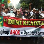 Ratusan ribu umat Islam melakukan aksi long march menuju ke Masjid Istiqal, Jakarta, Sabtu (11/2/2017). Aksi long march ribuan umat Islam membawa berbagai poster dan spanduk yang bertuliskan tolak kriminalisasi Ulama dan haram memilih pemimpina kafir, AKTUAL.COM/Munzir.