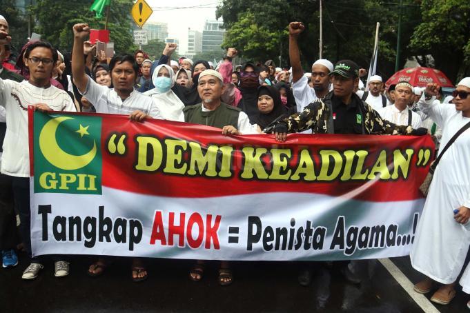 Ratusan ribu umat Islam melakukan aksi long march menuju ke Masjid Istiqal, Jakarta, Sabtu (11/2/2017). Aksi long march ribuan umat Islam membawa berbagai poster dan spanduk yang bertuliskan tolak kriminalisasi Ulama dan haram memilih pemimpina kafir, AKTUAL.COM/Munzir.