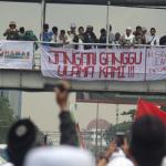 Ratusan ribu umat Islam melakukan aksi long march menuju ke Masjid Istiqal, Jakarta, Sabtu (11/2/2017). Aksi long march ribuan umat Islam membawa berbagai poster dan spanduk yang bertuliskan tolak kriminalisasi Ulama dan haram memilih pemimpina kafir, AKTUAL.COM/Munzir.