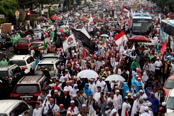 Ratusan ribu umat Islam melakukan aksi long march menuju ke Masjid Istiqal, Jakarta, Sabtu (11/2/2017). Kegiatan aksi 112 ini digelar di Masjid Istiqlal dengan agenda zikir dan tausiyah nasional, Aktual.com/Munzir.