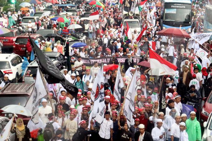 Ratusan ribu umat Islam melakukan aksi long march menuju ke Masjid Istiqal, Jakarta, Sabtu (11/2/2017). Kegiatan aksi 112 ini digelar di Masjid Istiqlal dengan agenda zikir dan tausiyah nasional, Aktual.com/Munzir.