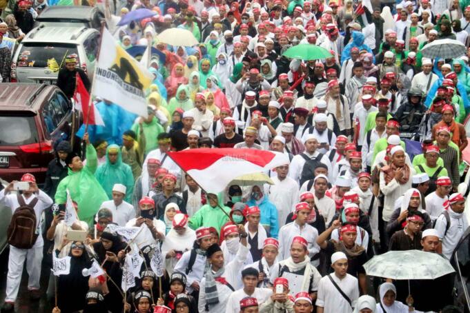 Ratusan ribu umat Islam melakukan aksi long march menuju ke Masjid Istiqal, Jakarta, Sabtu (11/2/2017). Kegiatan aksi 112 ini digelar di Masjid Istiqlal dengan agenda zikir dan tausiyah nasional, Aktual.com/Munzir.