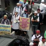 Ratusan ribu umat Islam melakukan aksi long march menuju ke Masjid Istiqal, Jakarta, Sabtu (11/2/2017). Aksi long march ribuan umat Islam membawa berbagai poster dan spanduk yang bertuliskan tolak kriminalisasi Ulama dan haram memilih pemimpina kafir, AKTUAL.COM/Munzir.