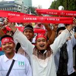 Ratusan ribu umat Islam melakukan aksi long march menuju ke Masjid Istiqal, Jakarta, Sabtu (11/2/2017). Aksi long march ribuan umat Islam membawa berbagai poster dan spanduk yang bertuliskan tolak kriminalisasi Ulama dan haram memilih pemimpina kafir, AKTUAL.COM/Munzir.