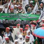 Ratusan ribu umat Islam melakukan aksi long march menuju ke Masjid Istiqal, Jakarta, Sabtu (11/2/2017). Aksi long march ribuan umat Islam membawa berbagai poster dan spanduk yang bertuliskan tolak kriminalisasi Ulama dan haram memilih pemimpina kafir, AKTUAL.COM/Munzir.
