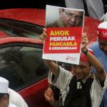 Ratusan ribu umat Islam melakukan aksi long march menuju ke Masjid Istiqal, Jakarta, Sabtu (11/2/2017). Aksi long march ribuan umat Islam membawa berbagai poster dan spanduk yang bertuliskan tolak kriminalisasi Ulama dan haram memilih pemimpina kafir, AKTUAL.COM/Munzir.