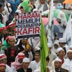 Ratusan ribu umat Islam melakukan aksi long march menuju ke Masjid Istiqal, Jakarta, Sabtu (11/2/2017). Aksi long march ribuan umat Islam membawa berbagai poster dan spanduk yang bertuliskan tolak kriminalisasi Ulama dan haram memilih pemimpina kafir, AKTUAL.COM/Munzir.