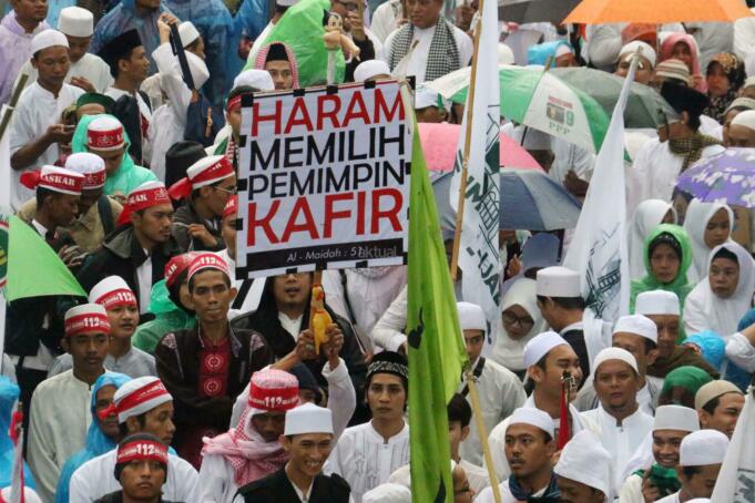 Ratusan ribu umat Islam melakukan aksi long march menuju ke Masjid Istiqal, Jakarta, Sabtu (11/2/2017). Aksi long march ribuan umat Islam membawa berbagai poster dan spanduk yang bertuliskan tolak kriminalisasi Ulama dan haram memilih pemimpina kafir, AKTUAL.COM/Munzir.