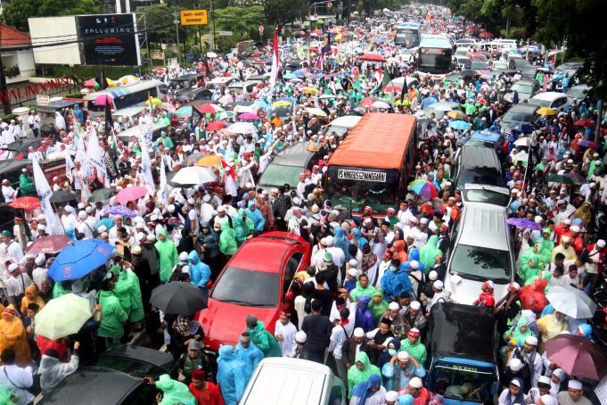 Ratusan ribu umat Islam melakukan aksi long march menuju ke Masjid Istiqal, Jakarta, Sabtu (11/2/2017). Kegiatan aksi 112 ini digelar di Masjid Istiqlal dengan agenda zikir dan tausiyah nasional, Aktual.com/Munzir.