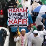 Ratusan ribu umat Islam melakukan aksi long march menuju ke Masjid Istiqal, Jakarta, Sabtu (11/2/2017). Aksi long march ribuan umat Islam membawa berbagai poster dan spanduk yang bertuliskan tolak kriminalisasi Ulama dan haram memilih pemimpina kafir, AKTUAL.COM/Munzir.