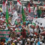 Ratusan ribu umat Islam melakukan aksi long march menuju ke Masjid Istiqal, Jakarta, Sabtu (11/2/2017). Aksi long march ribuan umat Islam membawa berbagai poster dan spanduk yang bertuliskan tolak kriminalisasi Ulama dan haram memilih pemimpina kafir, AKTUAL.COM/Munzir.