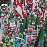 Ratusan ribu umat Islam melakukan aksi long march menuju ke Masjid Istiqal, Jakarta, Sabtu (11/2/2017). Aksi long march ribuan umat Islam membawa berbagai poster dan spanduk yang bertuliskan tolak kriminalisasi Ulama dan haram memilih pemimpina kafir, AKTUAL.COM/Munzir.