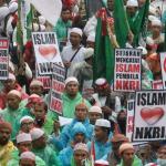 Ratusan ribu umat Islam melakukan aksi long march menuju ke Masjid Istiqal, Jakarta, Sabtu (11/2/2017). Aksi long march ribuan umat Islam membawa berbagai poster dan spanduk yang bertuliskan tolak kriminalisasi Ulama dan haram memilih pemimpina kafir, AKTUAL.COM/Munzir.