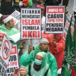 Ratusan ribu umat Islam melakukan aksi long march menuju ke Masjid Istiqal, Jakarta, Sabtu (11/2/2017). Aksi long march ribuan umat Islam membawa berbagai poster dan spanduk yang bertuliskan tolak kriminalisasi Ulama dan haram memilih pemimpina kafir, AKTUAL.COM/Munzir.