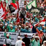 Ratusan ribu umat Islam melakukan aksi long march menuju ke Masjid Istiqal, Jakarta, Sabtu (11/2/2017). Aksi long march ribuan umat Islam membawa berbagai poster dan spanduk yang bertuliskan tolak kriminalisasi Ulama dan haram memilih pemimpina kafir, AKTUAL.COM/Munzir.