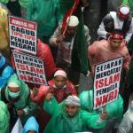 Ratusan ribu umat Islam melakukan aksi long march menuju ke Masjid Istiqal, Jakarta, Sabtu (11/2/2017). Aksi long march ribuan umat Islam membawa berbagai poster dan spanduk yang bertuliskan tolak kriminalisasi Ulama dan haram memilih pemimpina kafir, AKTUAL.COM/Munzir.