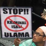 Ratusan ribu umat Islam melakukan aksi long march menuju ke Masjid Istiqal, Jakarta, Sabtu (11/2/2017). Aksi long march ribuan umat Islam membawa berbagai poster dan spanduk yang bertuliskan tolak kriminalisasi Ulama dan haram memilih pemimpina kafir, AKTUAL.COM/Munzir.