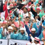 Ratusan ribu umat Islam melakukan aksi long march menuju ke Masjid Istiqal, Jakarta, Sabtu (11/2/2017). Aksi long march ribuan umat Islam membawa berbagai poster dan spanduk yang bertuliskan tolak kriminalisasi Ulama dan haram memilih pemimpina kafir, AKTUAL.COM/Munzir.