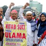 Ratusan ribu umat Islam melakukan aksi long march menuju ke Masjid Istiqal, Jakarta, Sabtu (11/2/2017). Aksi long march ribuan umat Islam membawa berbagai poster dan spanduk yang bertuliskan tolak kriminalisasi Ulama dan haram memilih pemimpina kafir, AKTUAL.COM/Munzir.