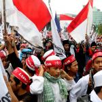 Ratusan ribu umat Islam melakukan aksi long march menuju ke Masjid Istiqal, Jakarta, Sabtu (11/2/2017). Aksi long march ribuan umat Islam membawa berbagai poster dan spanduk yang bertuliskan tolak kriminalisasi Ulama dan haram memilih pemimpina kafir, AKTUAL.COM/Munzir.