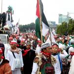 Ratusan ribu umat Islam melakukan aksi long march menuju ke Masjid Istiqal, Jakarta, Sabtu (11/2/2017). Aksi long march ribuan umat Islam membawa berbagai poster dan spanduk yang bertuliskan tolak kriminalisasi Ulama dan haram memilih pemimpina kafir, AKTUAL.COM/Munzir.