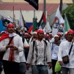 Ratusan ribu umat Islam melakukan aksi long march menuju ke Masjid Istiqal, Jakarta, Sabtu (11/2/2017). Aksi long march ribuan umat Islam membawa berbagai poster dan spanduk yang bertuliskan tolak kriminalisasi Ulama dan haram memilih pemimpina kafir, AKTUAL.COM/Munzir.