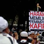 Ratusan ribu umat Islam melakukan aksi long march menuju ke Masjid Istiqal, Jakarta, Sabtu (11/2/2017). Aksi long march ribuan umat Islam membawa berbagai poster dan spanduk yang bertuliskan tolak kriminalisasi Ulama dan haram memilih pemimpina kafir, AKTUAL.COM/Munzir.