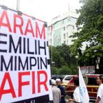 Ratusan ribu umat Islam melakukan aksi long march menuju ke Masjid Istiqal, Jakarta, Sabtu (11/2/2017). Aksi long march ribuan umat Islam membawa berbagai poster dan spanduk yang bertuliskan tolak kriminalisasi Ulama dan haram memilih pemimpina kafir, AKTUAL.COM/Munzir.