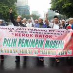 Ratusan ribu umat Islam melakukan aksi long march menuju ke Masjid Istiqal, Jakarta, Sabtu (11/2/2017). Aksi long march ribuan umat Islam membawa berbagai poster dan spanduk yang bertuliskan tolak kriminalisasi Ulama dan haram memilih pemimpina kafir, AKTUAL.COM/Munzir.