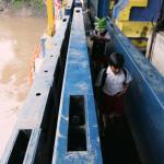 Minimnya sarana penyeberangan jalan di kawasan tersebut, membuat warga harus melintasi jalan setapak di pintu air aliran Kanal Banjir Barat (KBB) Petamburan sebagai jalur alternatif. AKTUAL/Munzir