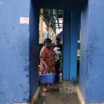 Minimnya sarana penyeberangan jalan di kawasan tersebut, membuat warga harus melintasi jalan setapak di pintu air aliran Kanal Banjir Barat (KBB) Petamburan sebagai jalur alternatif. AKTUAL/Munzir