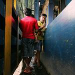 Minimnya sarana penyeberangan jalan di kawasan tersebut, membuat warga harus melintasi jalan setapak di pintu air aliran Kanal Banjir Barat (KBB) Petamburan sebagai jalur alternatif. AKTUAL/Munzir