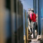 Minimnya sarana penyeberangan jalan di kawasan tersebut, membuat warga harus melintasi jalan setapak di pintu air aliran Kanal Banjir Barat (KBB) Petamburan sebagai jalur alternatif. AKTUAL/Munzir