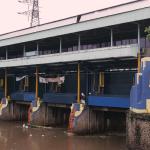 Minimnya sarana penyeberangan jalan di kawasan tersebut, membuat warga harus melintasi jalan setapak di pintu air aliran Kanal Banjir Barat (KBB) Petamburan sebagai jalur alternatif. AKTUAL/Munzir