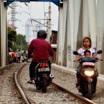 Minimnya sarana penyeberangan jalan di kawasan tersebut, membuat warga harus melintasi jalan setapak di pintu air aliran Kanal Banjir Barat (KBB) Petamburan sebagai jalur alternatif. AKTUAL/Munzir