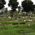 Suasana di sekitar makam TPU Karet Bivak, Jakarta, Selasa (28/2/2017). Dinas Kehutanan DKI Jakarta mengalokasikan dana Rp100 miliar untuk membenahi sekaligus menambah lahan pemakaman pada 2017. AKTUAL/Munzir