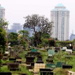 Suasana di sekitar makam TPU Karet Bivak, Jakarta, Selasa (28/2/2017). Dinas Kehutanan DKI Jakarta mengalokasikan dana Rp100 miliar untuk membenahi sekaligus menambah lahan pemakaman pada 2017. AKTUAL/Munzir