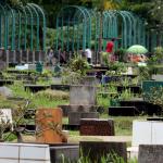 Suasana di sekitar makam TPU Karet Bivak, Jakarta, Selasa (28/2/2017). Dinas Kehutanan DKI Jakarta mengalokasikan dana Rp100 miliar untuk membenahi sekaligus menambah lahan pemakaman pada 2017. AKTUAL/Munzir