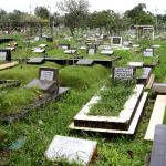 Suasana di sekitar makam TPU Karet Bivak, Jakarta, Selasa (28/2/2017). Dinas Kehutanan DKI Jakarta mengalokasikan dana Rp100 miliar untuk membenahi sekaligus menambah lahan pemakaman pada 2017. AKTUAL/Munzir