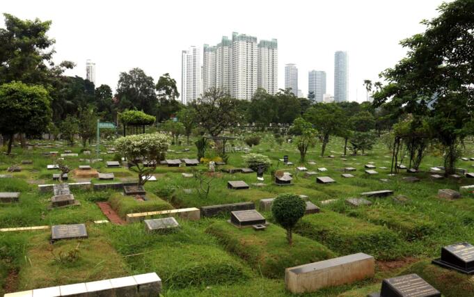 Suasana di sekitar makam TPU Karet Bivak, Jakarta, Selasa (28/2/2017). Dinas Kehutanan DKI Jakarta mengalokasikan dana Rp100 miliar untuk membenahi sekaligus menambah lahan pemakaman pada 2017. AKTUAL/Munzir