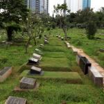 Suasana di sekitar makam TPU Karet Bivak, Jakarta, Selasa (28/2/2017). Dinas Kehutanan DKI Jakarta mengalokasikan dana Rp100 miliar untuk membenahi sekaligus menambah lahan pemakaman pada 2017. AKTUAL/Munzir