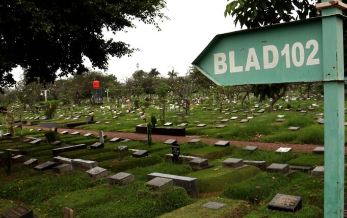 Suasana di sekitar makam TPU Karet Bivak, Jakarta, Selasa (28/2/2017). Dinas Kehutanan DKI Jakarta mengalokasikan dana Rp100 miliar untuk membenahi sekaligus menambah lahan pemakaman pada 2017. AKTUAL/Munzir