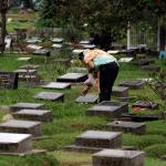 Suasana di sekitar makam TPU Karet Bivak, Jakarta, Selasa (28/2/2017). Dinas Kehutanan DKI Jakarta mengalokasikan dana Rp100 miliar untuk membenahi sekaligus menambah lahan pemakaman pada 2017. AKTUAL/Munzir