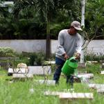 Suasana di sekitar makam TPU Karet Bivak, Jakarta, Selasa (28/2/2017). Dinas Kehutanan DKI Jakarta mengalokasikan dana Rp100 miliar untuk membenahi sekaligus menambah lahan pemakaman pada 2017. AKTUAL/Munzir