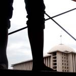 Sejumlah anggota Mahasiswa Pencinta Alam (Mapala) membersihkan salah satu bagian menara Masjid Istiqlal di Jakarta, Minggu (12/2/2017). Mapala yang terdiri dari berbagai elemen kelompok pencinta alam tersebut akan membersihkan bagian-bagian Masjid yang sulit dijangkau. Melalui kegiatan ini juga diharapkan akan memicu kegiatan-kegiatan positif lainnya. AKTUAL/Munzir