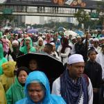 Ratusan umat muslim dari berbagai elemen melakukan aksi didepan Mapolda Metro Jaya, Jakarta, Rabu (1/2/2017). Dalam aksinya ratusan umat muslim melakukan mengawal Imam Besar FPI, Panglima LPI Munarman dan Ketua GNF-MUI Bachtiar Nasir untuk dimintai keterangannya terkait kasus pemufakatan makar yang menjerat Sri Bintang Pamungkas. AKTUAL/Munzir