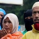 Ratusan umat muslim dari berbagai elemen melakukan aksi didepan Mapolda Metro Jaya, Jakarta, Rabu (1/2/2017). Dalam aksinya ratusan umat muslim melakukan mengawal Imam Besar FPI, Panglima LPI Munarman dan Ketua GNF-MUI Bachtiar Nasir untuk dimintai keterangannya terkait kasus pemufakatan makar yang menjerat Sri Bintang Pamungkas. AKTUAL/Munzir