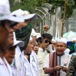 Ratusan umat muslim dari berbagai elemen melakukan aksi didepan Mapolda Metro Jaya, Jakarta, Rabu (1/2/2017). Dalam aksinya ratusan umat muslim melakukan mengawal Imam Besar FPI, Panglima LPI Munarman dan Ketua GNF-MUI Bachtiar Nasir untuk dimintai keterangannya terkait kasus pemufakatan makar yang menjerat Sri Bintang Pamungkas. AKTUAL/Munzir