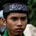 Ratusan umat muslim dari berbagai elemen melakukan aksi didepan Mapolda Metro Jaya, Jakarta, Rabu (1/2/2017). Dalam aksinya ratusan umat muslim melakukan mengawal Imam Besar FPI, Panglima LPI Munarman dan Ketua GNF-MUI Bachtiar Nasir untuk dimintai keterangannya terkait kasus pemufakatan makar yang menjerat Sri Bintang Pamungkas. AKTUAL/Munzir