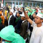 Ratusan umat muslim dari berbagai elemen melakukan aksi didepan Mapolda Metro Jaya, Jakarta, Rabu (1/2/2017). Dalam aksinya ratusan umat muslim melakukan mengawal Imam Besar FPI, Panglima LPI Munarman dan Ketua GNF-MUI Bachtiar Nasir untuk dimintai keterangannya terkait kasus pemufakatan makar yang menjerat Sri Bintang Pamungkas. AKTUAL/Munzir